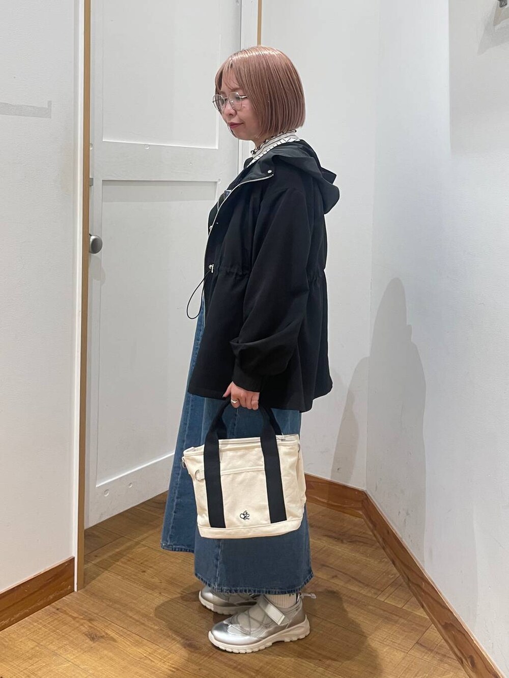 「低身長、カジュアル、体型カバー、ママコーデ、普通_GLOBAL WORK、GLOBAL WORK、低身長_GLOBALWORK、150～155cm_GLOBALWORK、サロペット、マウンテンパーカー、スニーカー、インナー、トートバッグ」｜「GLOBAL WORKのBeauteeメローリブ長袖/147624（Tシャツ/カットソー、その他）」を使った、ミカミさん（レディース・153cm）の春コーディネートの5枚目の写真