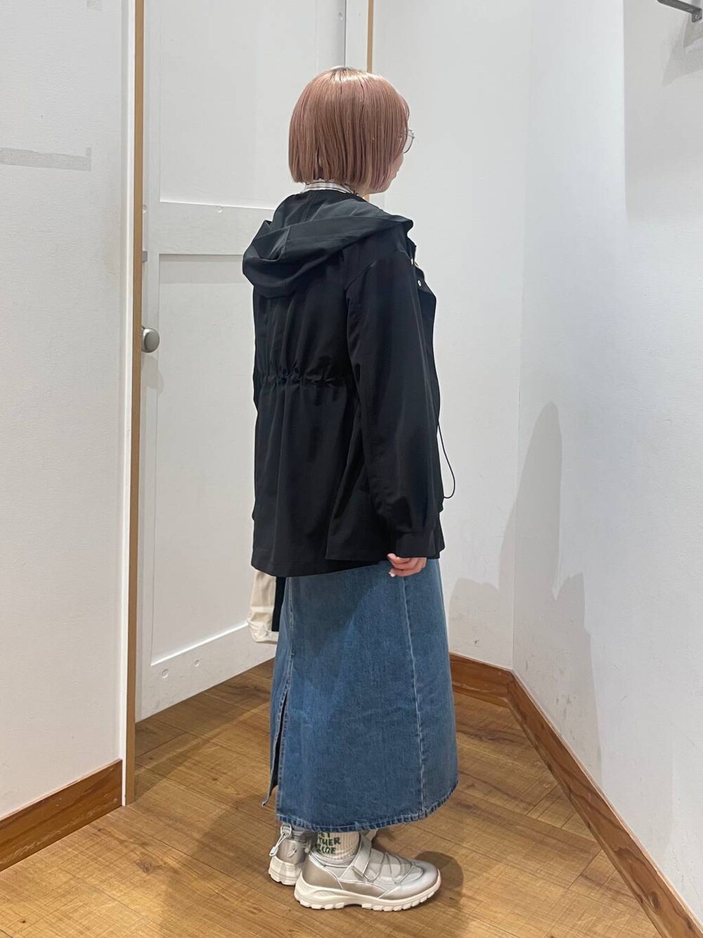 「低身長、カジュアル、体型カバー、ママコーデ、普通_GLOBAL WORK、GLOBAL WORK、低身長_GLOBALWORK、150～155cm_GLOBALWORK、サロペット、マウンテンパーカー、スニーカー、インナー、トートバッグ」｜「GLOBAL WORKのBeauteeメローリブ長袖/147624（Tシャツ/カットソー、その他）」を使った、ミカミさん（レディース・153cm）の春コーディネートの3枚目の写真