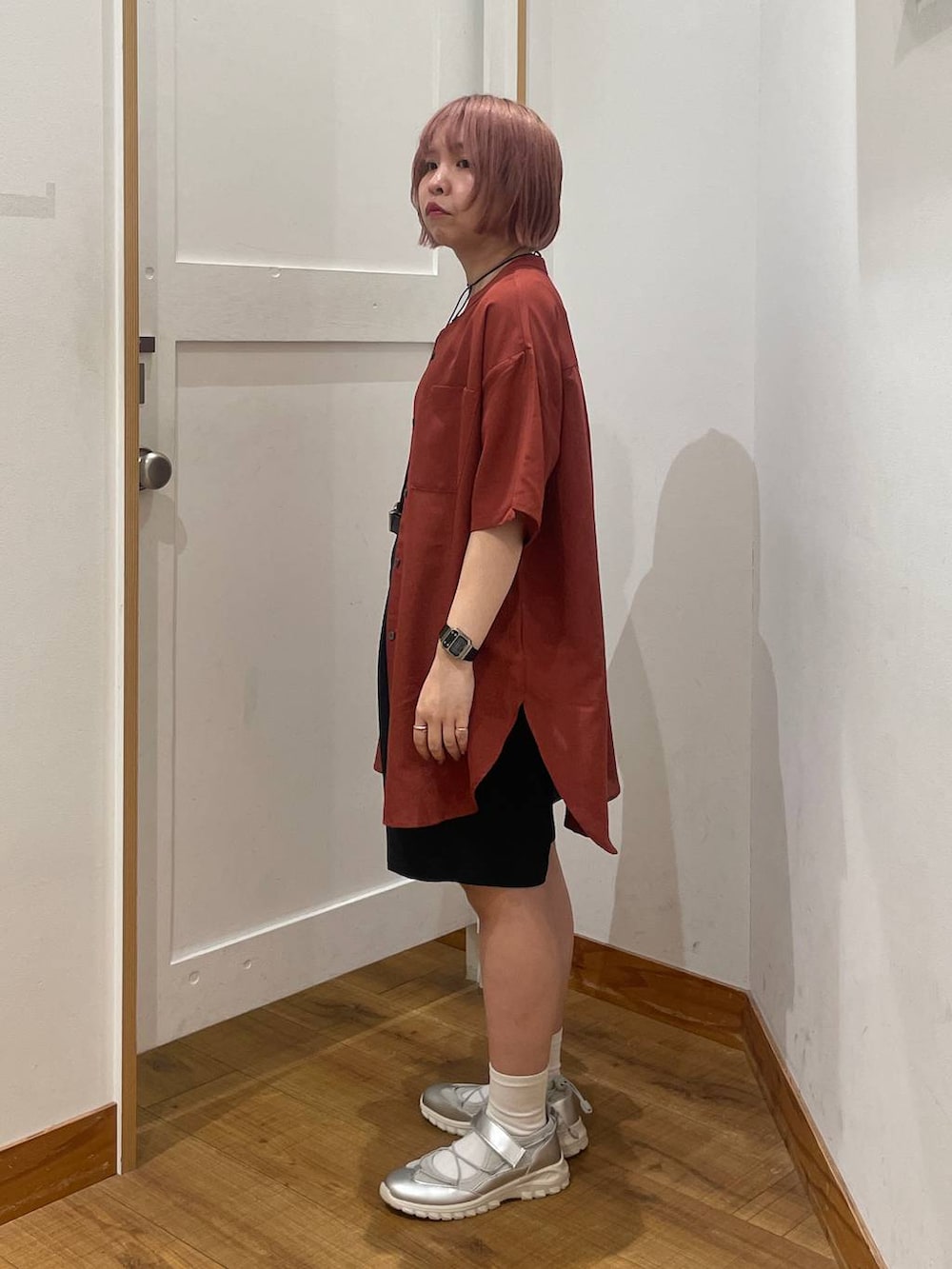 「低身長、カジュアル、体型カバー、ママコーデ、普通_GLOBAL WORK、GLOBAL WORK、低身長_GLOBALWORK、150～155cm_GLOBALWORK、シャツ、ショートパンツ、スニーカー、ショルダーバッグ」｜「GLOBAL WORKのスペ軽お財布ショルダー/132336（ショルダーバッグ、ブラック系）」を使った、ミカミさん（レディース・153cm）の夏コーディネートの5枚目の写真