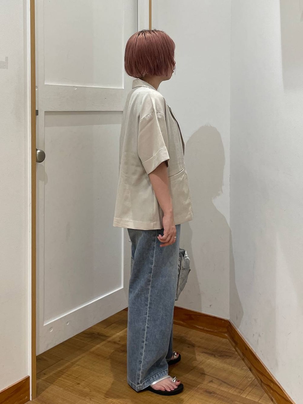 「低身長、カジュアル、体型カバー、ママコーデ、普通_GLOBAL WORK、GLOBAL WORK、低身長_GLOBALWORK、150~155cm_GLOBALWORK、ジャケット、デニムパンツ、接触冷感」|「GLOBAL WORKの推しごとキルティング2WAYトート/286286(トートバッグ、シルバー系)」を使った、ミカミさん(レディース・153cm)の夏コーディネートの5枚目の写真
