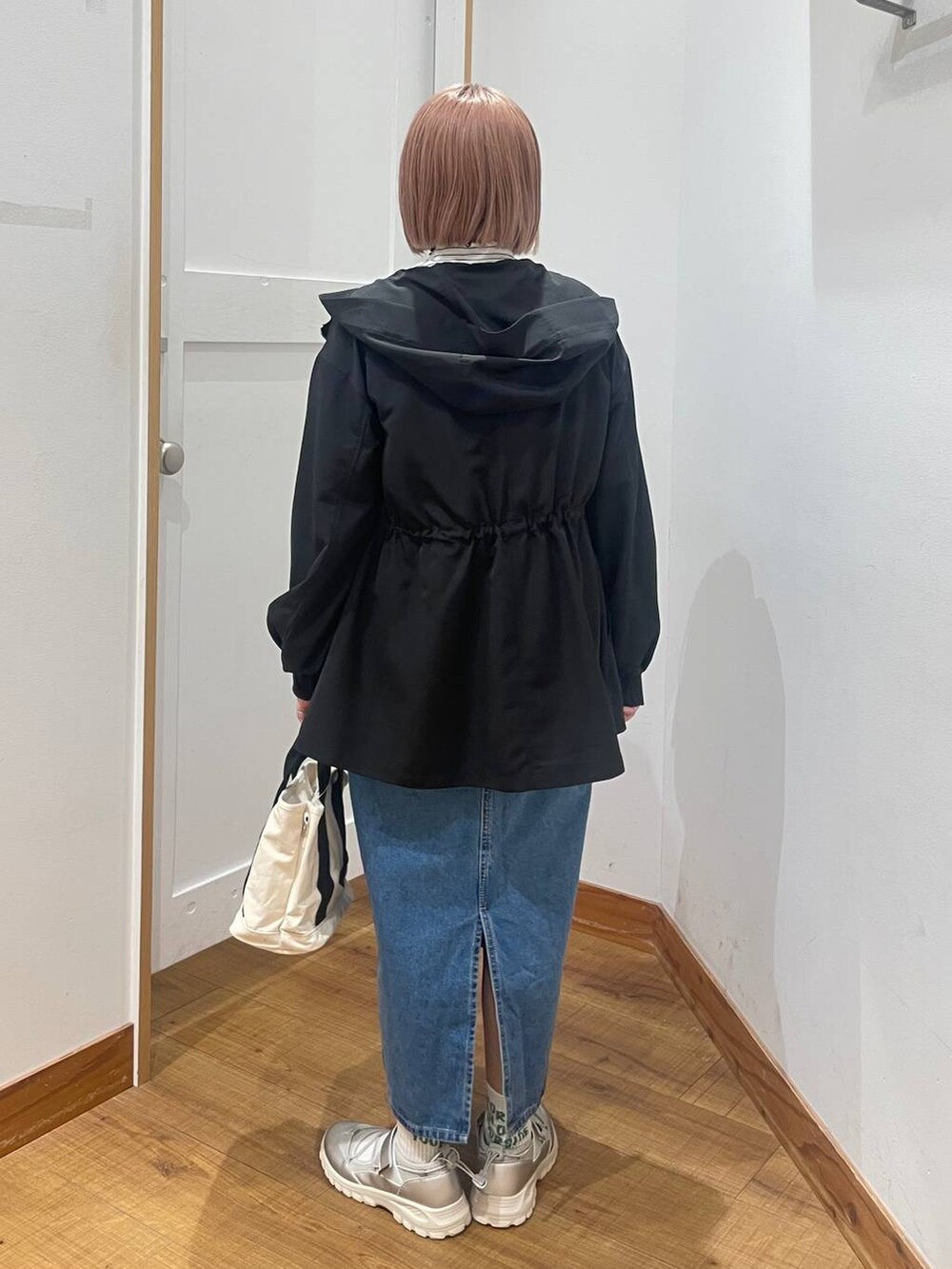 「低身長、カジュアル、体型カバー、ママコーデ、普通_GLOBAL WORK、GLOBAL WORK、低身長_GLOBALWORK、150～155cm_GLOBALWORK、サロペット、マウンテンパーカー、スニーカー、インナー、トートバッグ」｜「GLOBAL WORKのBeauteeメローリブ長袖/147624（Tシャツ/カットソー、その他）」を使った、ミカミさん（レディース・153cm）の春コーディネートの4枚目の写真