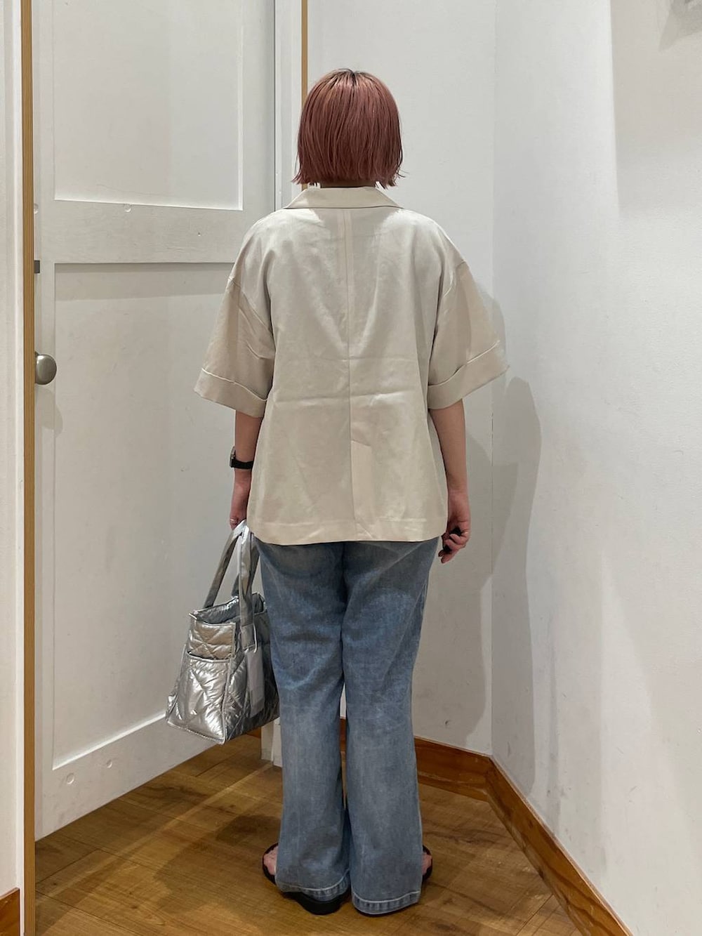 「低身長、カジュアル、体型カバー、ママコーデ、普通_GLOBAL WORK、GLOBAL WORK、低身長_GLOBALWORK、150~155cm_GLOBALWORK、ジャケット、デニムパンツ、接触冷感」|「GLOBAL WORKの推しごとキルティング2WAYトート/286286(トートバッグ、シルバー系)」を使った、ミカミさん(レディース・153cm)の夏コーディネートの4枚目の写真