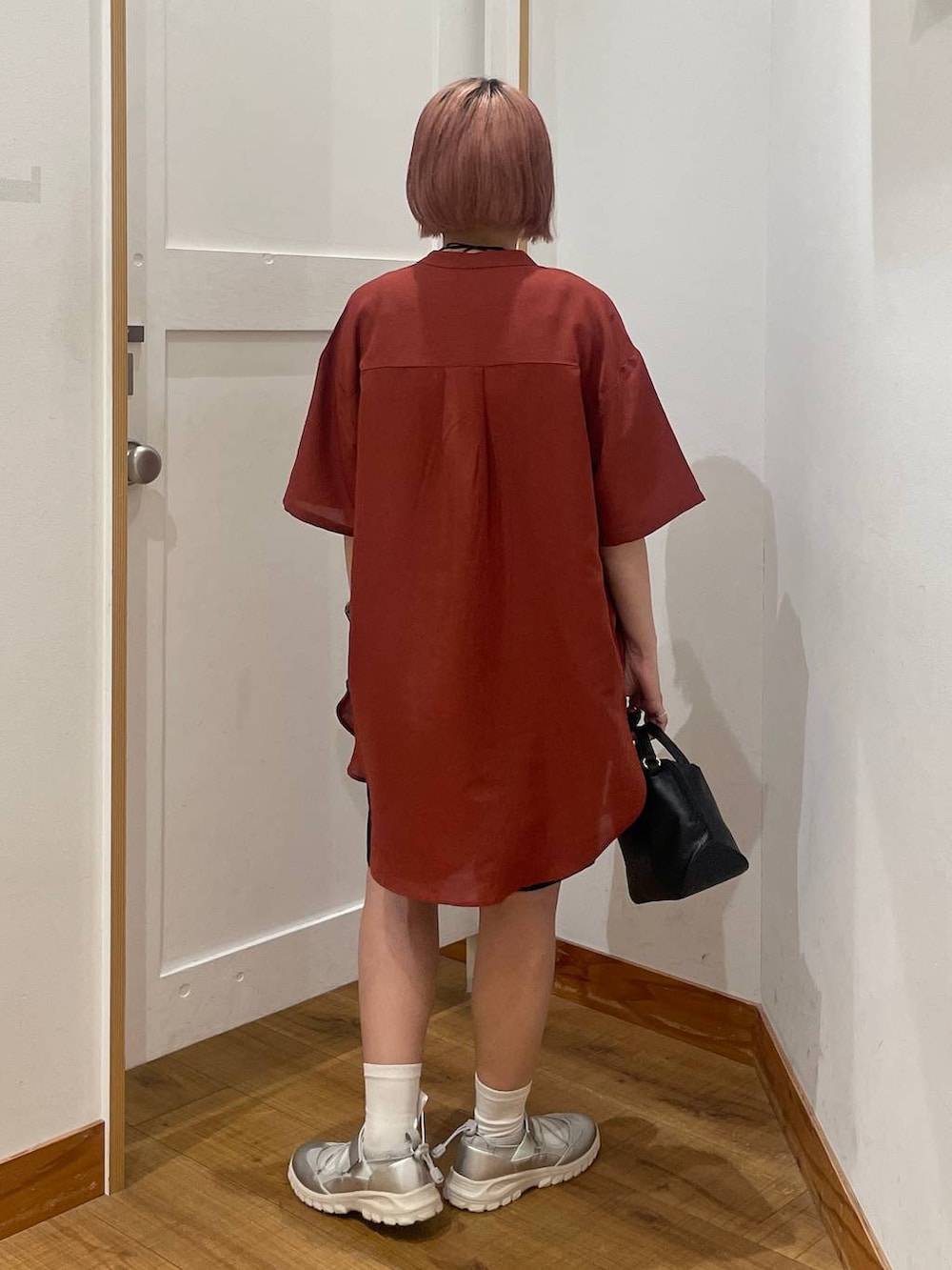 「低身長、カジュアル、体型カバー、ママコーデ、普通_GLOBAL WORK、GLOBAL WORK、低身長_GLOBALWORK、150～155cm_GLOBALWORK、シャツ、ショートパンツ、スニーカー、ショルダーバッグ」｜「GLOBAL WORKのスペ軽お財布ショルダー/132336（ショルダーバッグ、ブラック系）」を使った、ミカミさん（レディース・153cm）の夏コーディネートの3枚目の写真