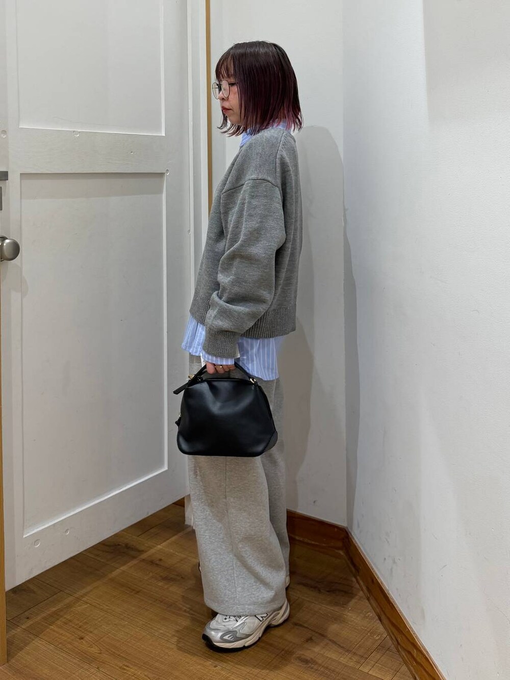 ブラック系のショルダーバッグ、グレー系のスウェットパンツを着用したレディースの冬コーディネートの3枚目の写真