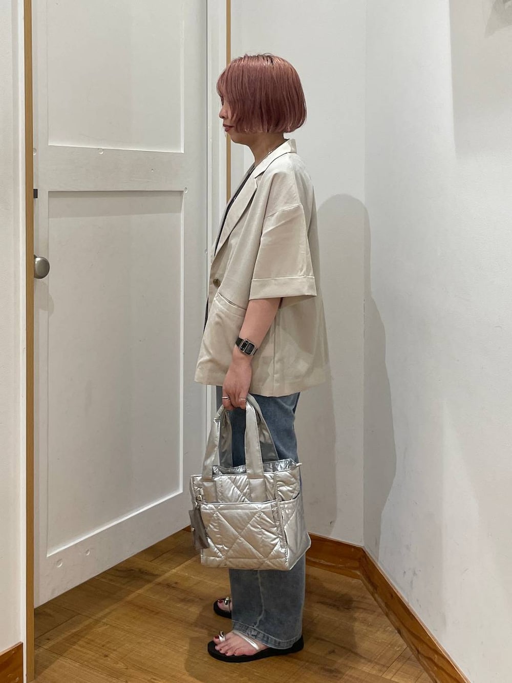「低身長、カジュアル、体型カバー、ママコーデ、普通_GLOBAL WORK、GLOBAL WORK、低身長_GLOBALWORK、150~155cm_GLOBALWORK、ジャケット、デニムパンツ、接触冷感」|「GLOBAL WORKの推しごとキルティング2WAYトート/286286(トートバッグ、シルバー系)」を使った、ミカミさん(レディース・153cm)の夏コーディネートの3枚目の写真