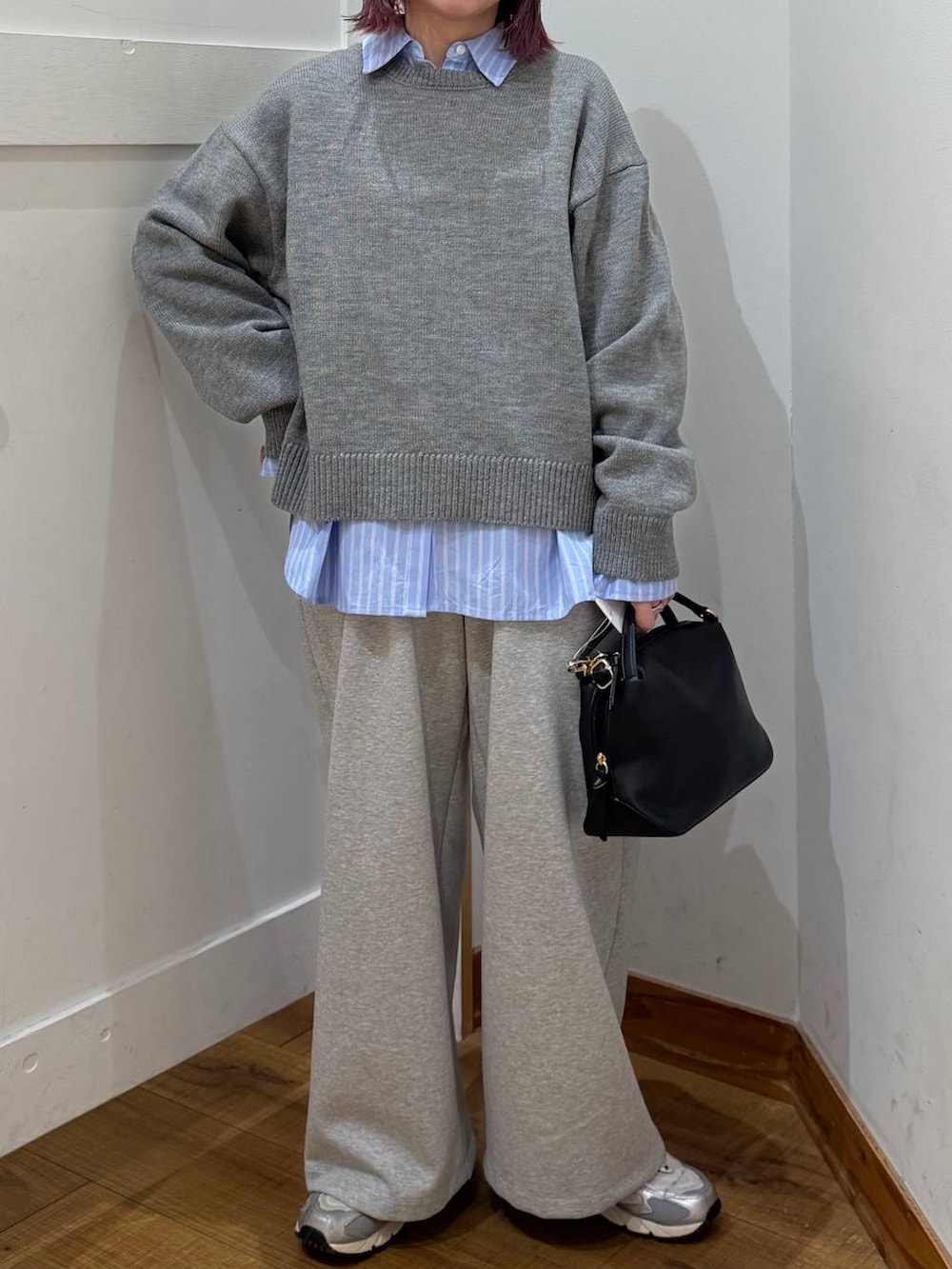 ブラック系のショルダーバッグ、グレー系のスウェットパンツを着用したレディースの冬コーディネートの2枚目の写真