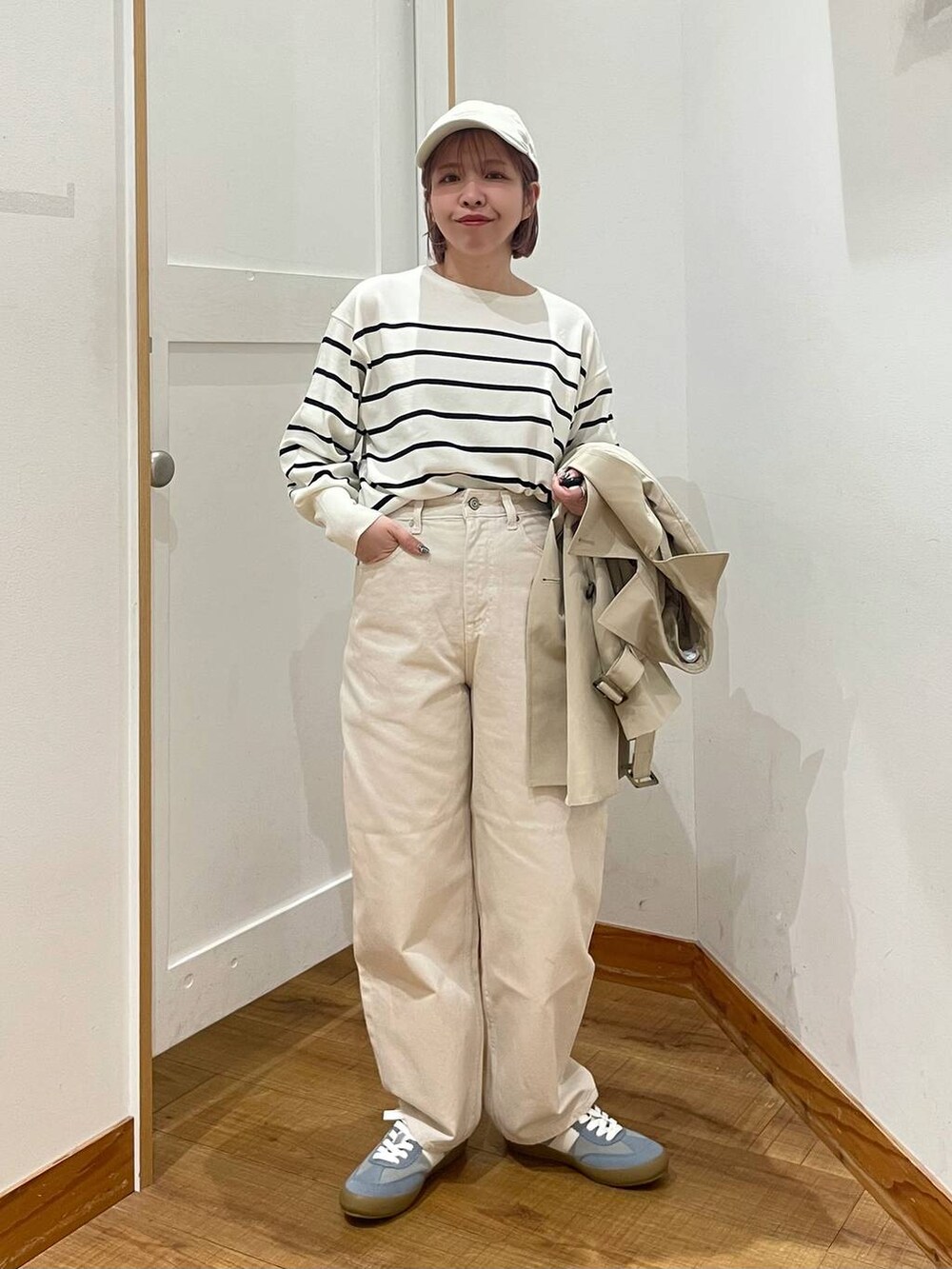 「低身長、カジュアル、体型カバー、ママコーデ、普通_GLOBAL WORK、GLOBAL WORK、低身長_GLOBALWORK、150～155cm_GLOBALWORK、コート、デニムパンツ、ニット、キャップ」｜「GLOBAL WORKのエアかるクラシックスニーカー/135751（スニーカー、ブルー系）」を使った、ミカミさん（レディース・153cm）の春コーディネートの3枚目の写真