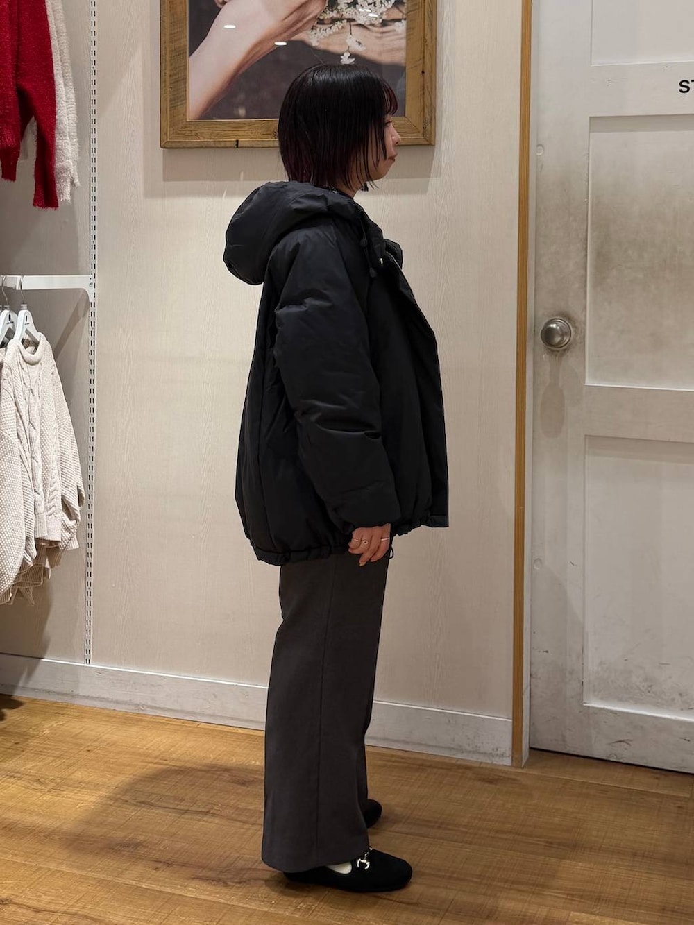 ブラック系のダウンジャケット/コート、ブルー系のニット/セーター、グレー系のその他パンツを着用したレディースの冬コーディネートの3枚目の写真