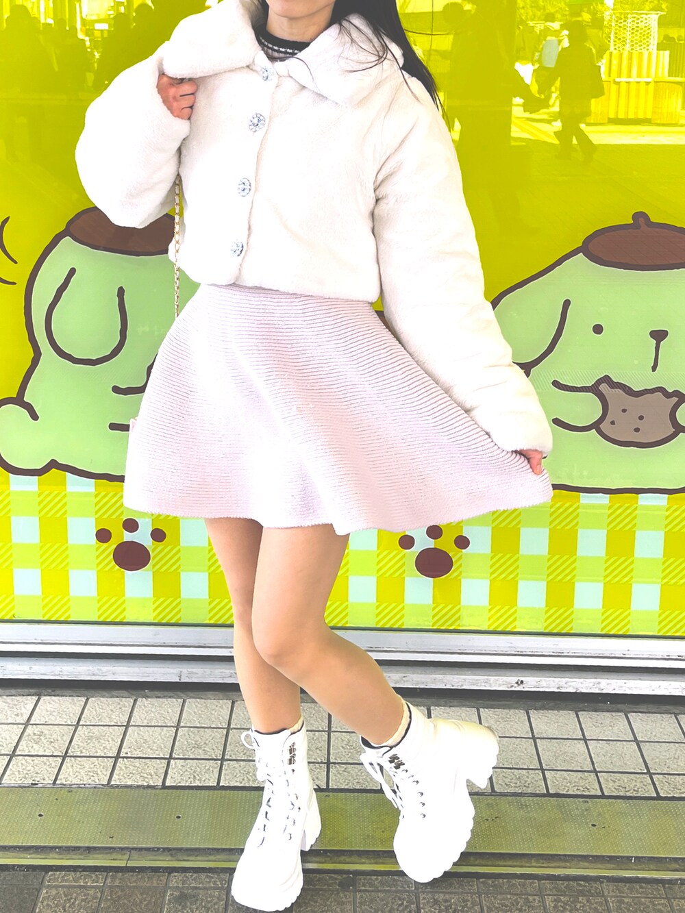 ホワイト系のジャケット/アウター、ピンク系のワンピース、ホワイト系のブーツを着用したレディースの春コーディネートの2枚目の写真