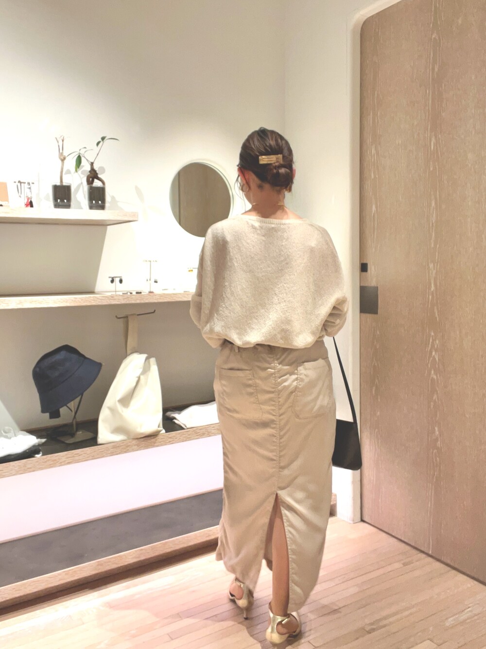 「春コーデ、きれいめカジュアル、おでかけコーデ、春先取り、シアートップス、ベージュコーデ、春ニット、ミリタリースカート、おでかけスタイル、ショッピング、whimgazette、休日、春夏コーデ、春カラー、春服コーデ」|「Whim Gazetteのペーパーヤーンプルオーバー(ニット/セーター、ベージュ系)」を使った、wg_Inamuraさん(骨格ウェーブ・レディース・153cm)の春コーディネートの3枚目の写真