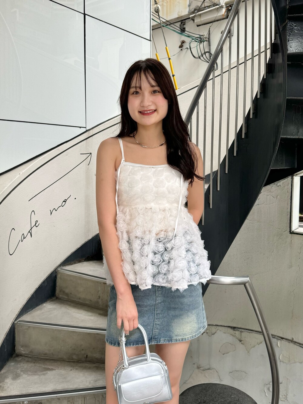 ホワイト系のシャツ/ブラウス、ブラック系のブーツ、シルバー系のボストンバッグを着用したレディースの夏コーディネートの4枚目の写真