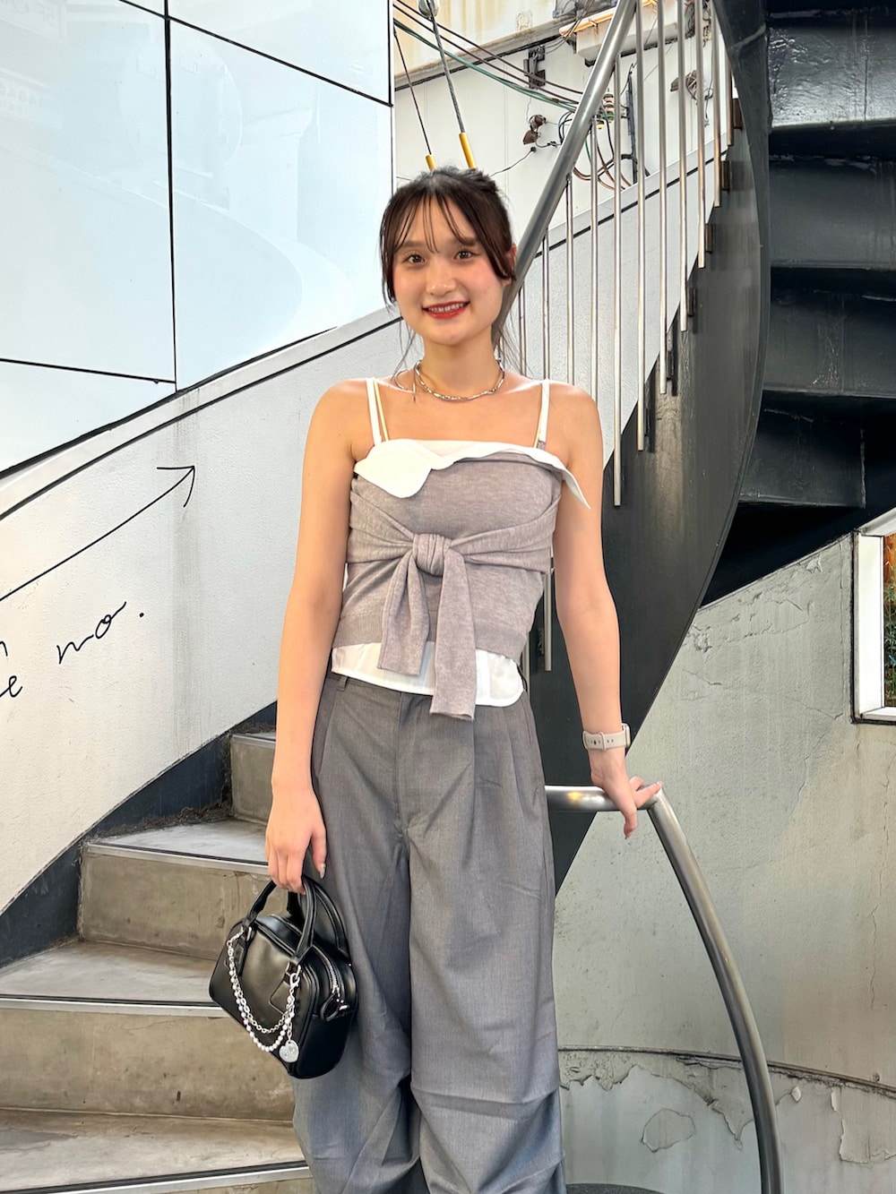 グレー系のその他パンツ、グレー系のキャミソール、ブラック系のボストンバッグを着用したレディースの夏コーディネートの2枚目の写真