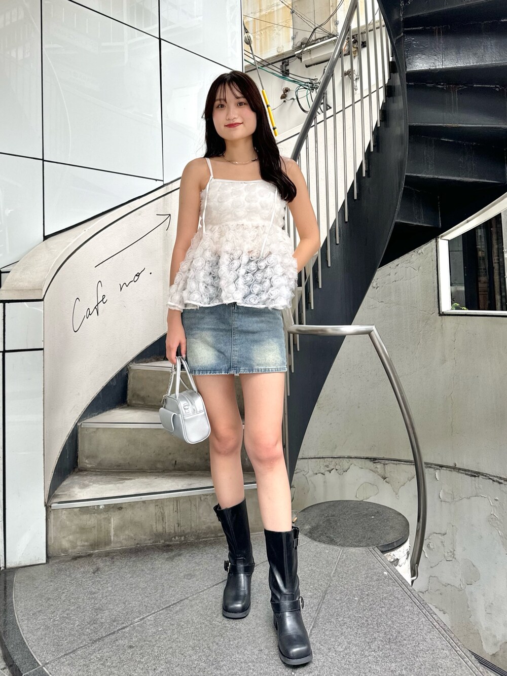 ホワイト系のシャツ/ブラウス、ブラック系のブーツ、シルバー系のボストンバッグを着用したレディースの夏コーディネートの3枚目の写真