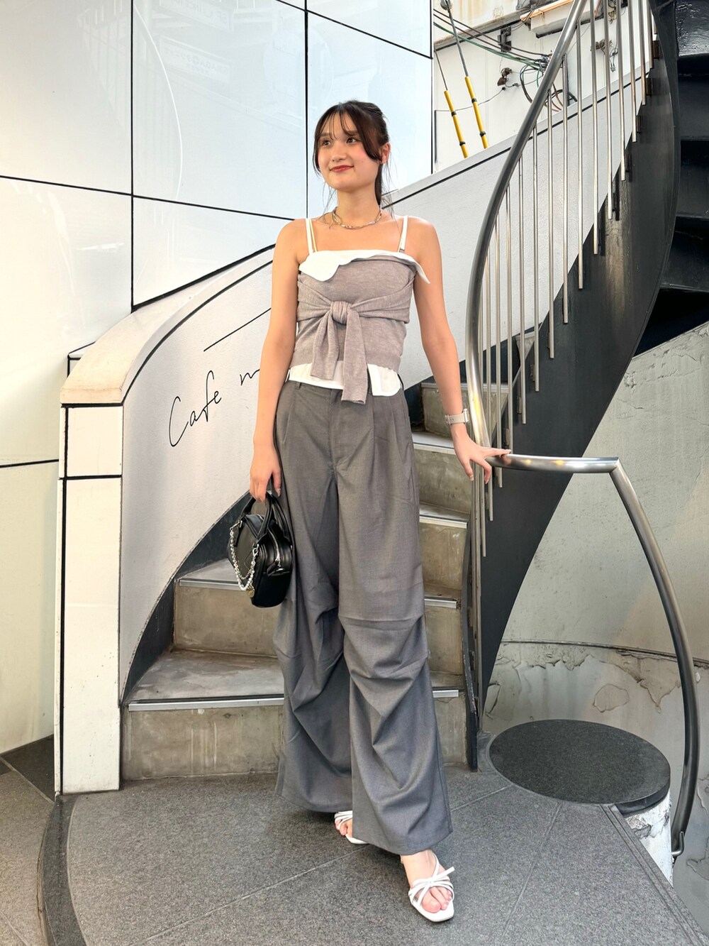 グレー系のその他パンツ、グレー系のキャミソール、ブラック系のボストンバッグを着用したレディースの夏コーディネートの3枚目の写真