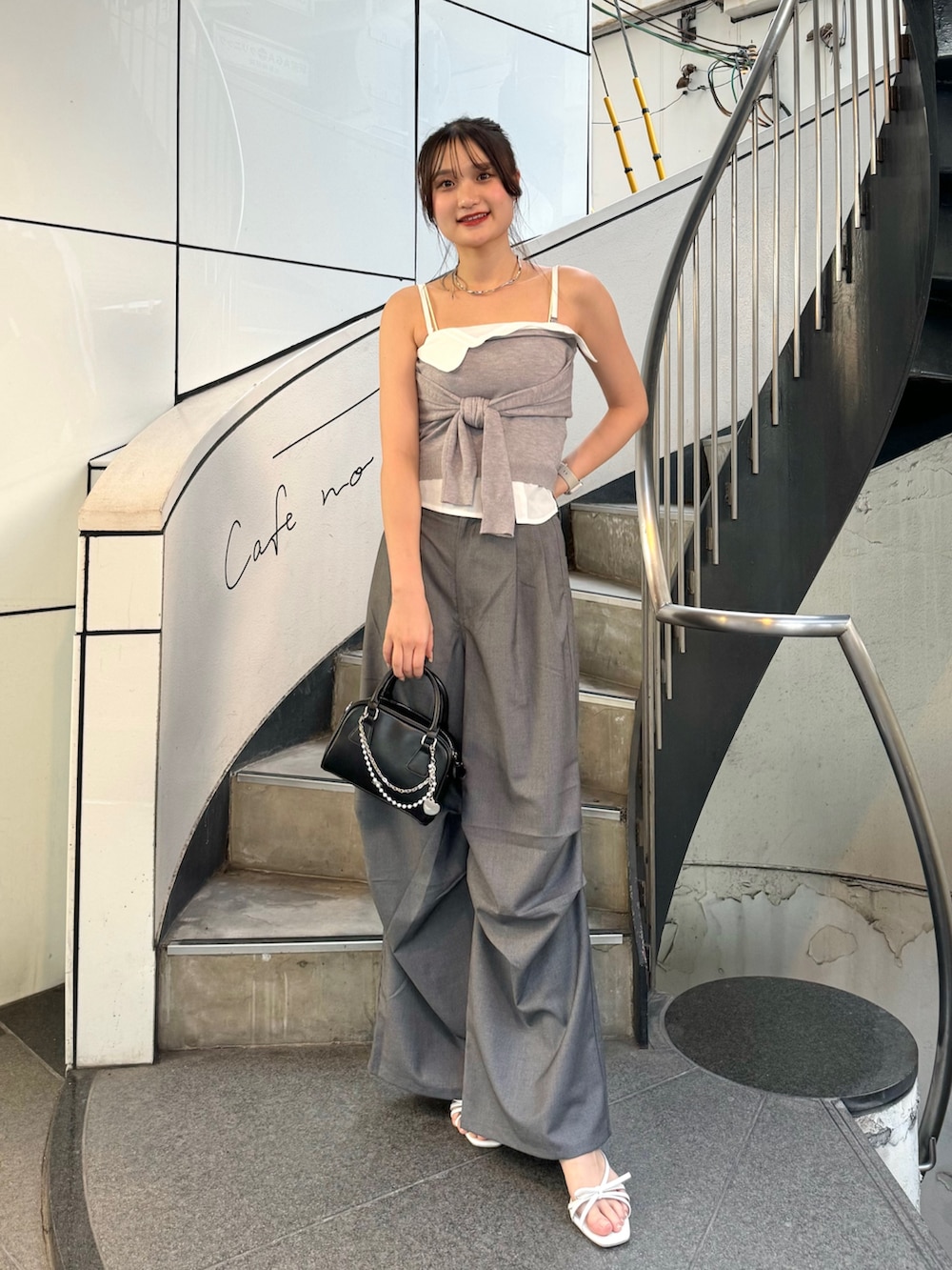 グレー系のその他パンツ、グレー系のキャミソール、ブラック系のボストンバッグを着用したレディースの夏コーディネートの4枚目の写真