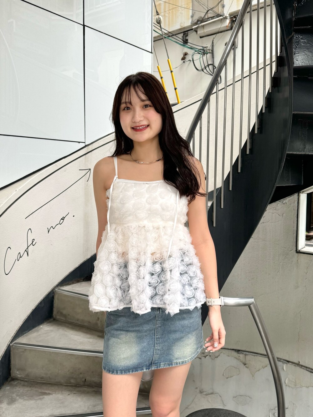 ホワイト系のシャツ/ブラウス、ブラック系のブーツ、シルバー系のボストンバッグを着用したレディースの夏コーディネートの2枚目の写真