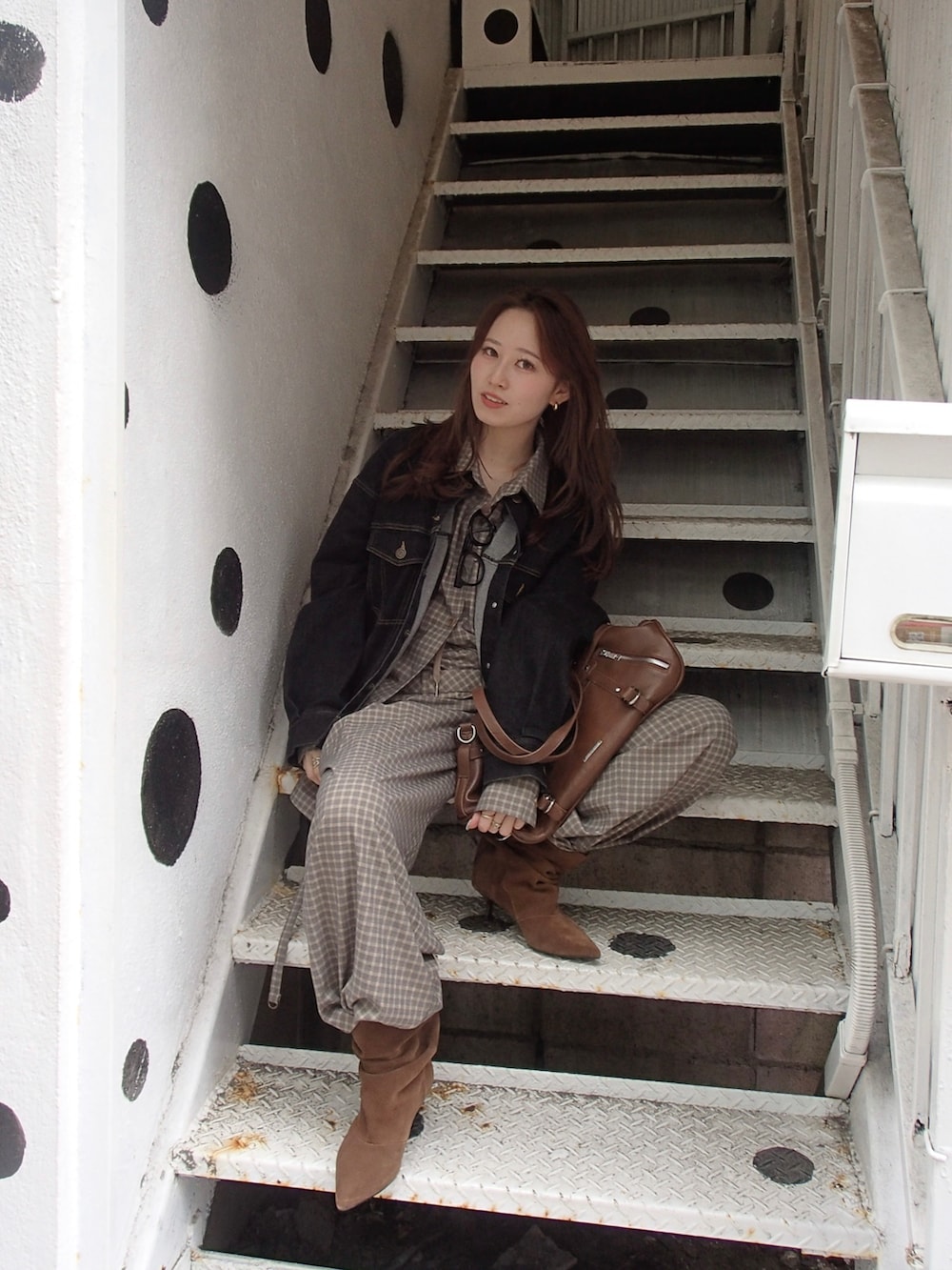 ブラック系のデニムジャケット、ベージュ系のシャツ/ブラウス、ベージュ系のその他パンツを着用したレディースの春コーディネートの4枚目の写真