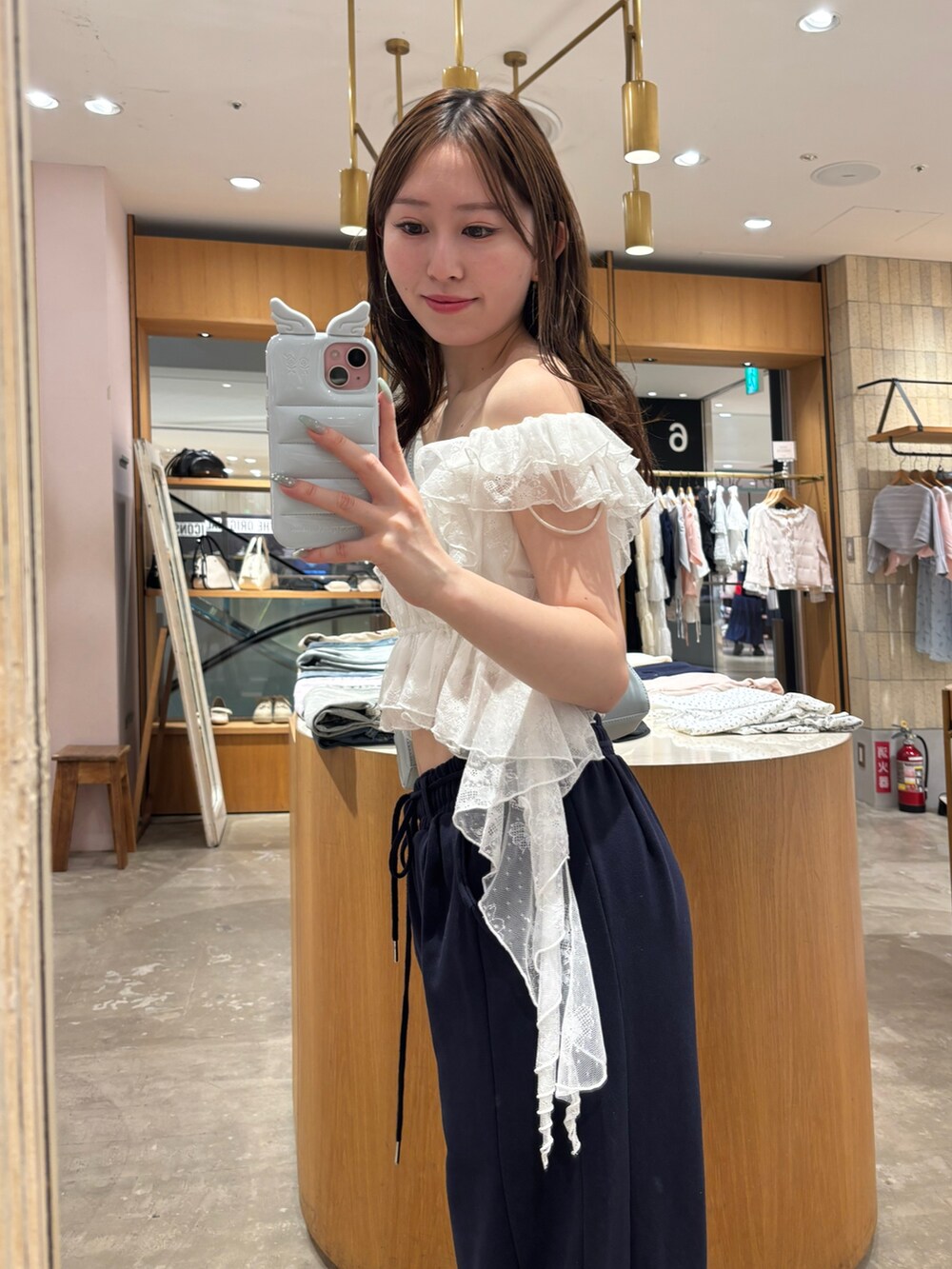 ブルー系のその他パンツ、ブルー系のサンダル、ブルー系のボストンバッグを着用したレディースの春コーディネートの4枚目の写真