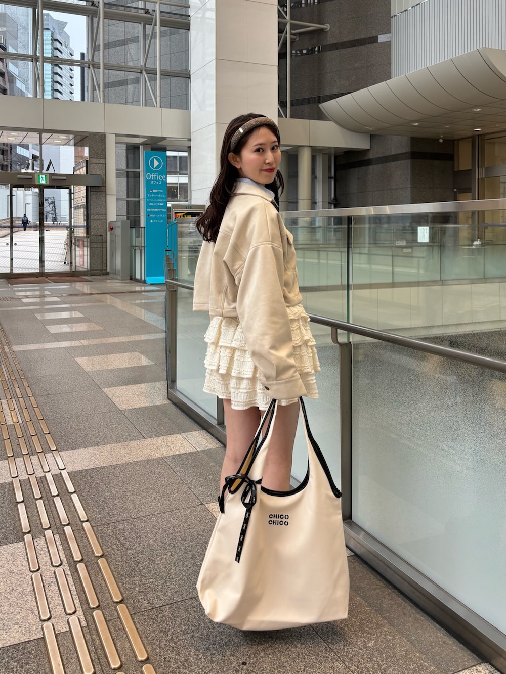 ベージュ系のその他パンツ、ホワイト系のブルゾン、ブルー系のシャツ/ブラウスを着用したレディースの春コーディネートの2枚目の写真