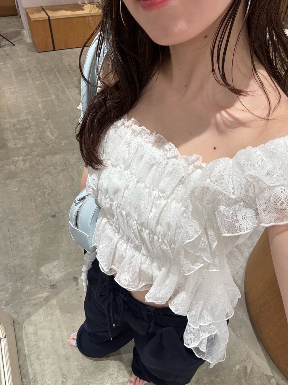 ブルー系のその他パンツ、ブルー系のサンダル、ブルー系のボストンバッグを着用したレディースの春コーディネートの3枚目の写真