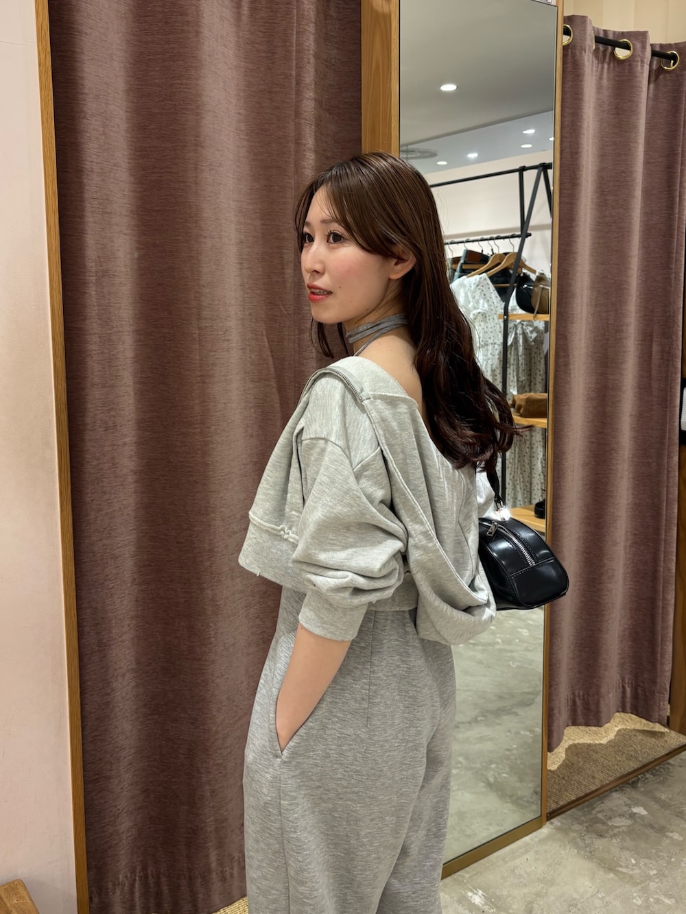 「セットアップ、パーカー、パーカーコーデ、パーカー グレー、サロペット、サロペットコーデ、空港コーデ」｜「Chicoのホルターネックベアスウェットロングコンビネゾン（つなぎ/オールインワン、グレー系）」を使った、urinchiisさん（骨格ウェーブ・レディース・156cm）の春コーディネートの3枚目の写真