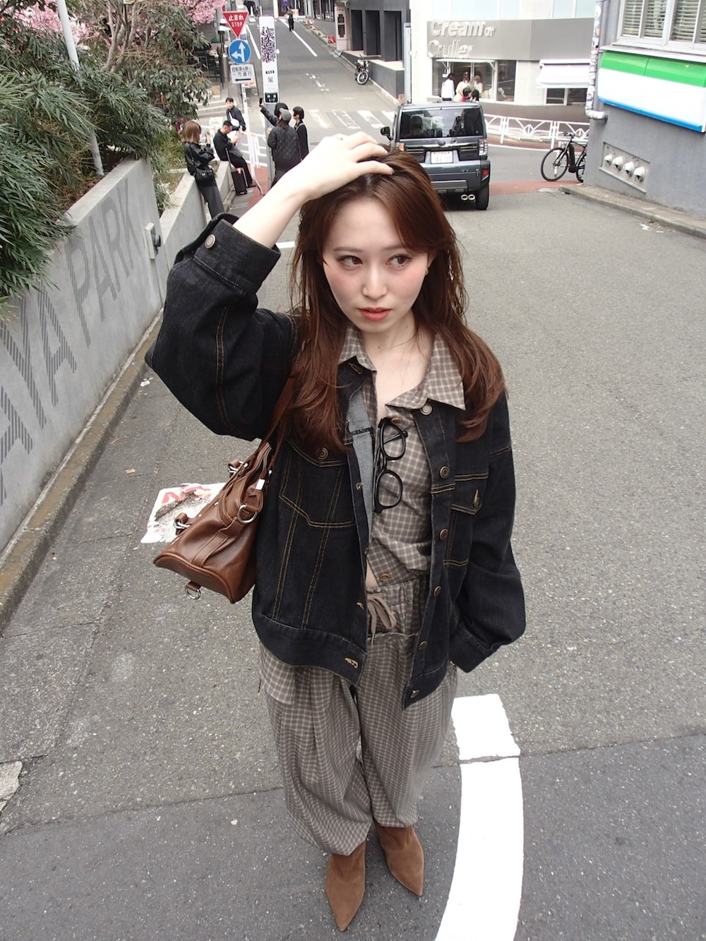 ブラック系のデニムジャケット、ベージュ系のシャツ/ブラウス、ベージュ系のその他パンツを着用したレディースの春コーディネートの2枚目の写真