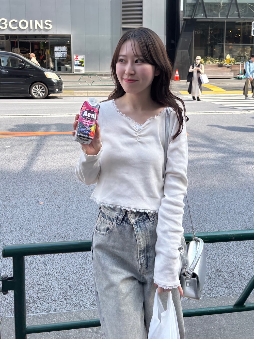 「ロンt、ロンT、デニムパンツ、デニムコーデ、ワイドデニム、ハイウエストパンツ、ハイウエストデニム」｜「Chicoの【新色追加/3サイズ展開】ルーズワイドデニム（デニムパンツ、ブルー系）」を使った、urinchiisさん（骨格ウェーブ・レディース・156cm）の春コーディネートの2枚目の写真