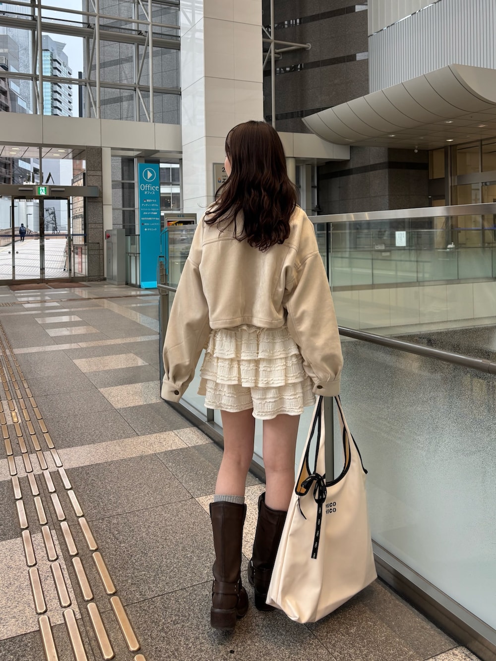 ベージュ系のその他パンツ、ホワイト系のブルゾン、ブルー系のシャツ/ブラウスを着用したレディースの春コーディネートの4枚目の写真