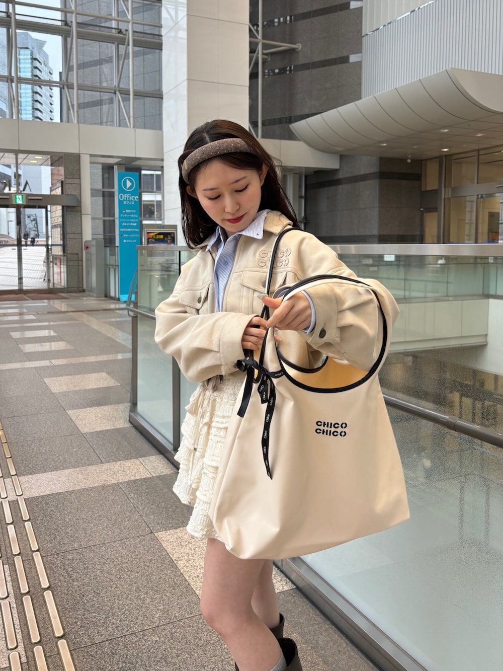 ベージュ系のその他パンツ、ホワイト系のブルゾン、ブルー系のシャツ/ブラウスを着用したレディースの春コーディネートの3枚目の写真