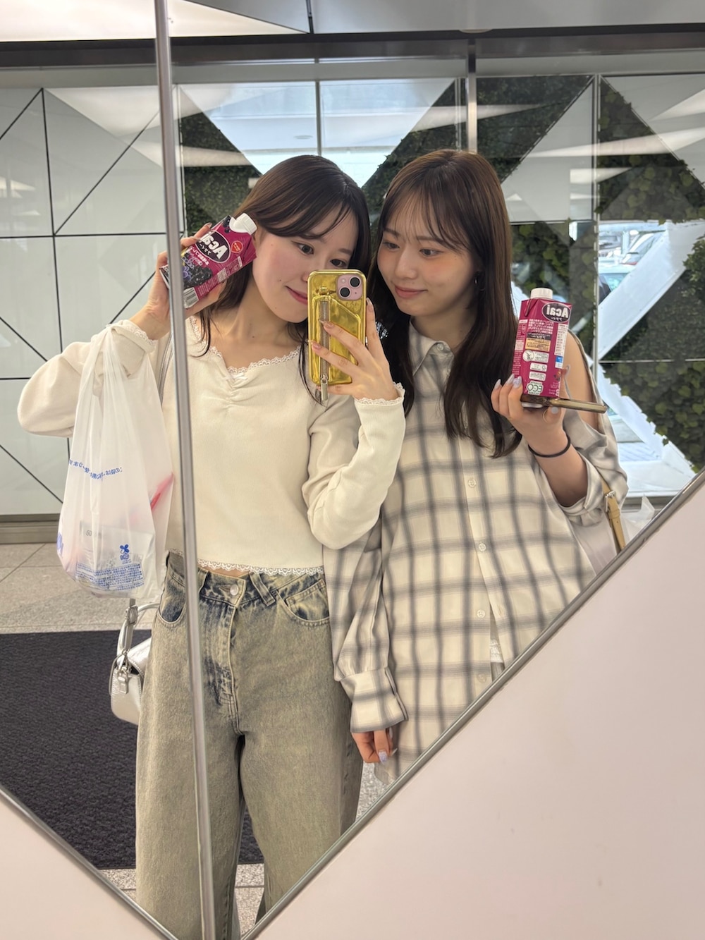 「ロンt、ロンT、デニムパンツ、デニムコーデ、ワイドデニム、ハイウエストパンツ、ハイウエストデニム」｜「Chicoの【新色追加/3サイズ展開】ルーズワイドデニム（デニムパンツ、ブルー系）」を使った、urinchiisさん（骨格ウェーブ・レディース・156cm）の春コーディネートの3枚目の写真