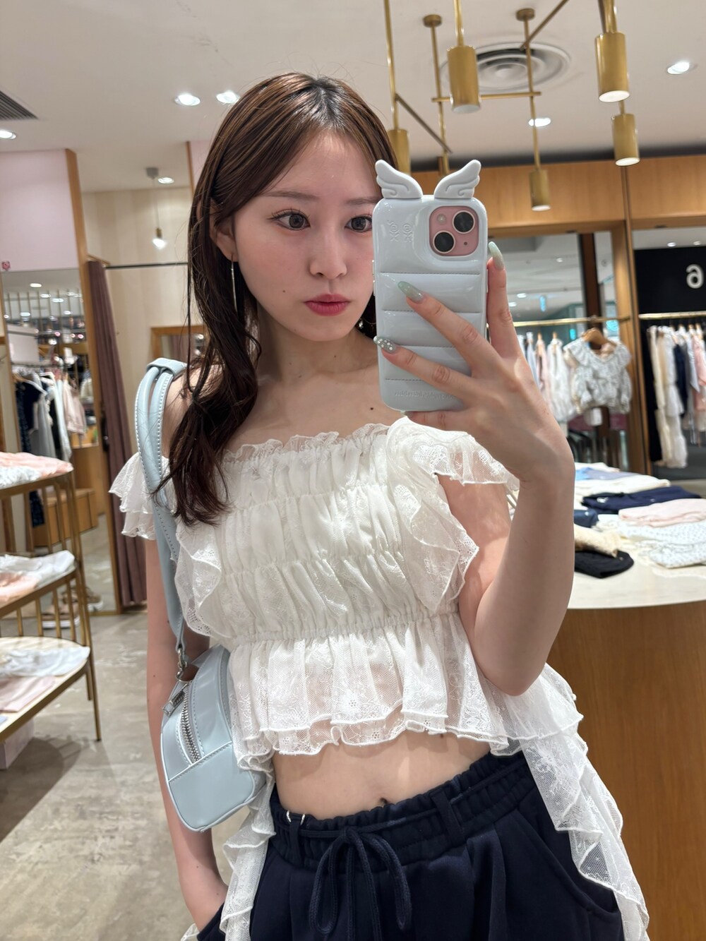 ブルー系のその他パンツ、ブルー系のサンダル、ブルー系のボストンバッグを着用したレディースの春コーディネートの2枚目の写真