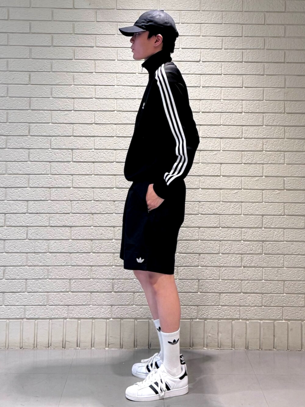 「adidas、adidas originals、adidas superstar、アディダス、アディダスオリジナルス、スケートボード、スケートスタイル、ファイヤーバード、superstar」｜「adidasのスケートボーディング ウォーターショーツ（ジェンダーニュートラル） / ハーフパンツ / アディダスオリジナルス adidas Originals（その他パンツ、ブラック系）」を使った、雄平さん（骨格ナチュラル・メンズ・175cm）の夏コーディネートの2枚目の写真