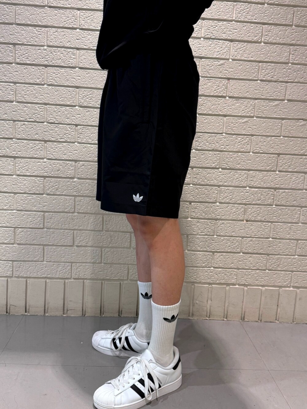 「adidas、adidas originals、adidas superstar、アディダス、アディダスオリジナルス、スケートボード、スケートスタイル、ファイヤーバード、superstar」｜「adidasのスケートボーディング ウォーターショーツ（ジェンダーニュートラル） / ハーフパンツ / アディダスオリジナルス adidas Originals（その他パンツ、ブラック系）」を使った、雄平さん（骨格ナチュラル・メンズ・175cm）の夏コーディネートの3枚目の写真