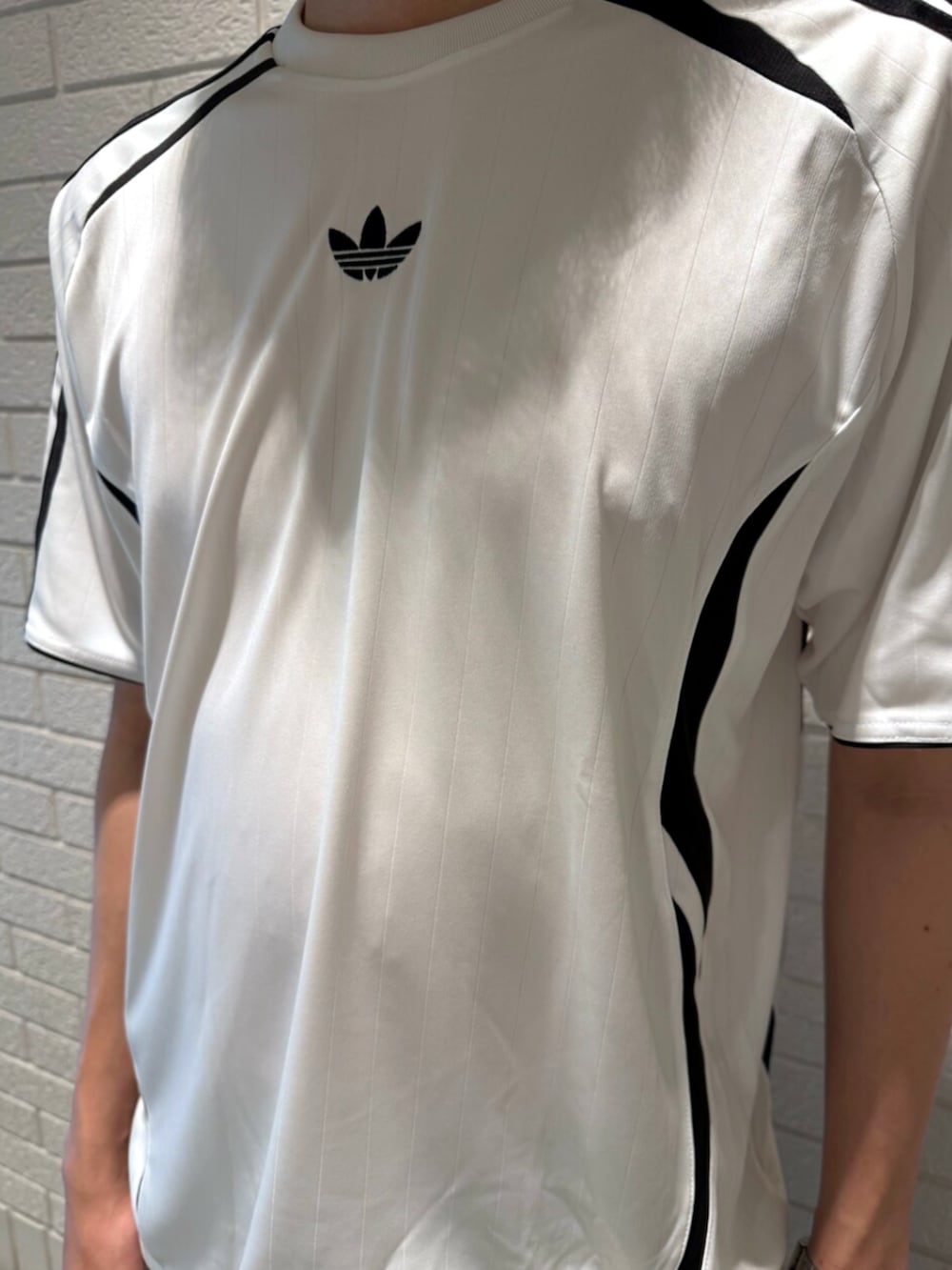 「カモフラ、adidas、ストリート、カーゴパンツ、アディダス、スポーツミックス、adidas originals、アディダスオリジナルス、ストリートカジュアル、samba」｜「adidasのアディカラー チームガイスト 半袖Tシャツ / アディダスオリジナルス adidas Originals（Tシャツ/カットソー、ホワイト系）」を使った、雄平さん（メンズ・175cm）の夏コーディネートの3枚目の写真