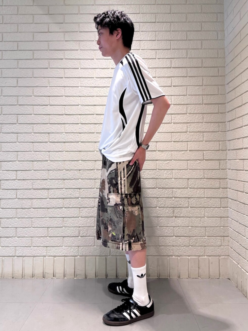 「カモフラ、adidas、ストリート、カーゴパンツ、アディダス、スポーツミックス、adidas originals、アディダスオリジナルス、ストリートカジュアル、samba」｜「adidasのアディカラー チームガイスト 半袖Tシャツ / アディダスオリジナルス adidas Originals（Tシャツ/カットソー、ホワイト系）」を使った、雄平さん（メンズ・175cm）の夏コーディネートの2枚目の写真
