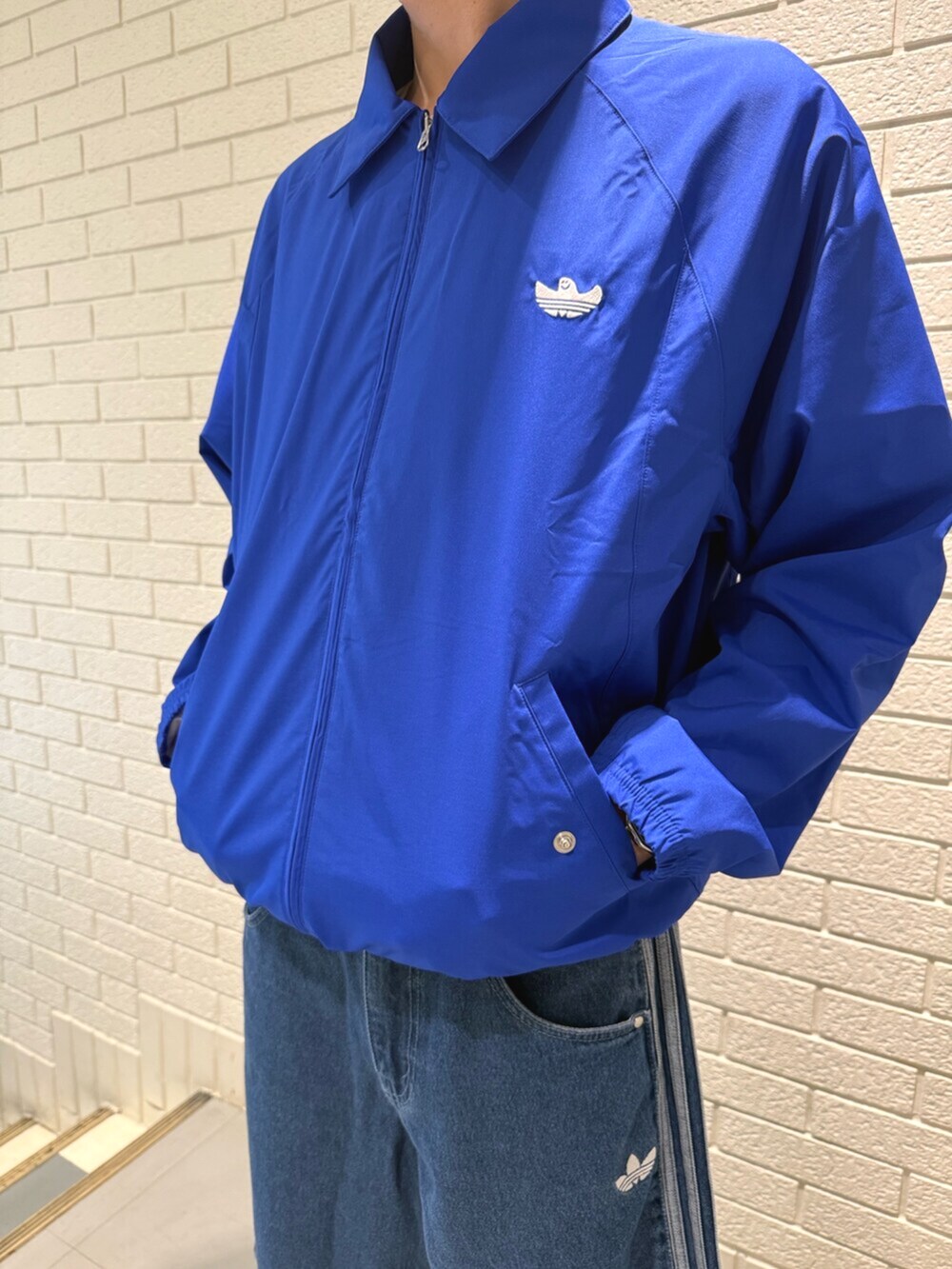 「スニーカー、ジャケット、adidas、アディダス、adidas originals、アディダスオリジナルス、ブセニッツ、スケートボーディング、シュムーフォイル」｜「adidasのシュムーフォイル ジャケット（ジェンダーニュートラル） / アディダスオリジナルス adidas Originals（その他アウター、ブルー系）」を使った、雄平さん（メンズ・175cm）の春コーディネートの3枚目の写真