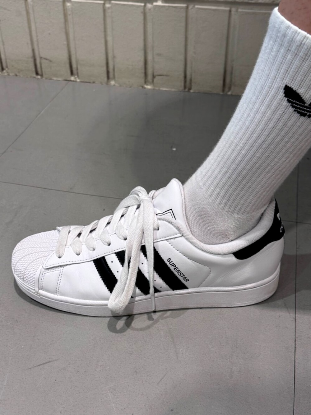 「adidas、adidas originals、adidas superstar、アディダス、アディダスオリジナルス、スケートボード、スケートスタイル、ファイヤーバード、superstar」｜「adidasのスケートボーディング ウォーターショーツ（ジェンダーニュートラル） / ハーフパンツ / アディダスオリジナルス adidas Originals（その他パンツ、ブラック系）」を使った、雄平さん（骨格ナチュラル・メンズ・175cm）の夏コーディネートの4枚目の写真
