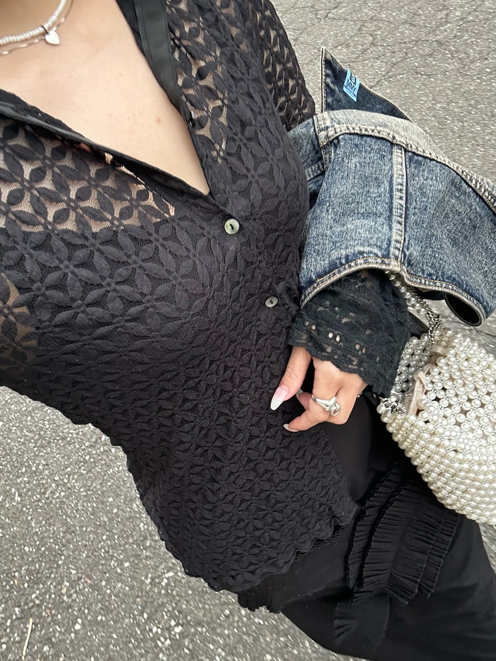 ブラック系のシャツ/ブラウス、ブラック系のスカート、ホワイト系のバッグを着用したレディースの春コーディネートの3枚目の写真