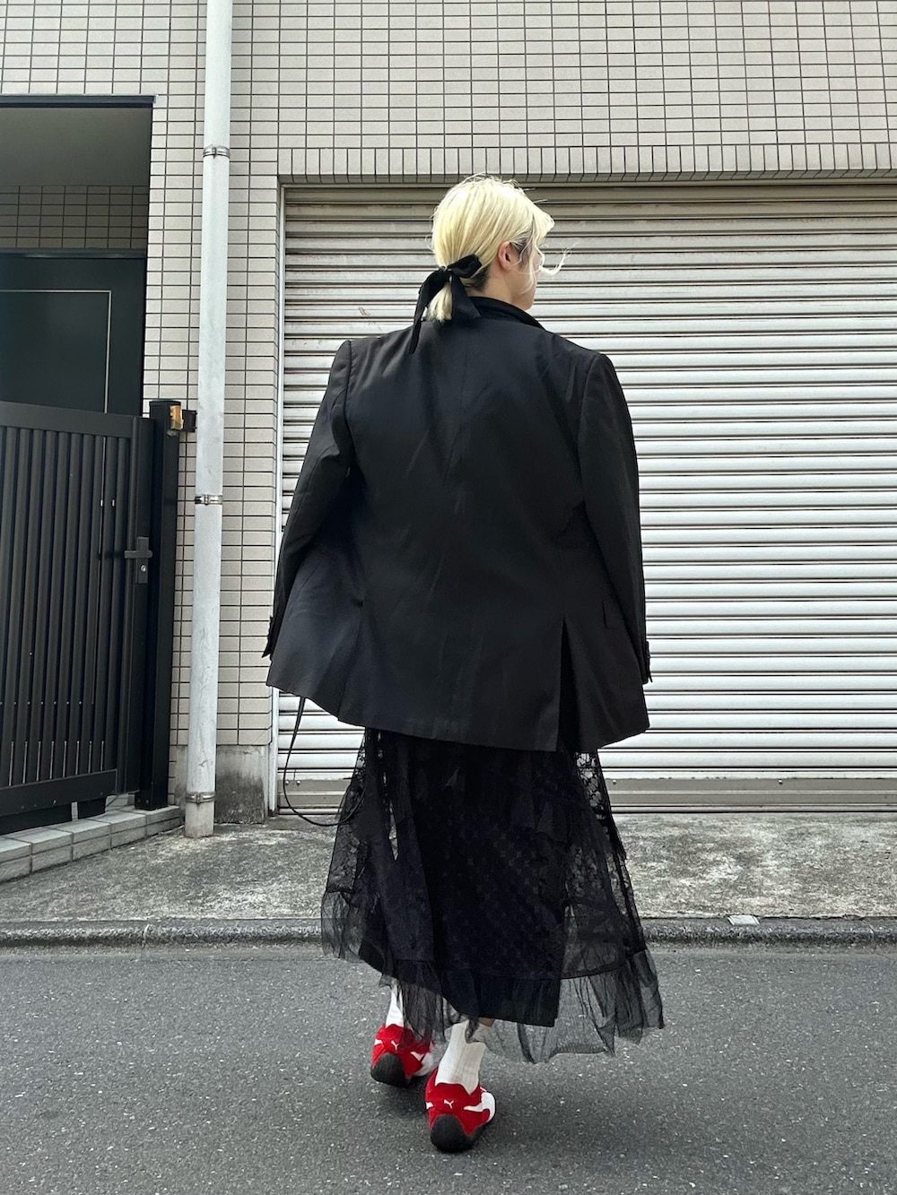 ホワイト系のTシャツ/カットソー、ブラック系のワンピース、ブラック系のハンドバッグを着用したレディースの春コーディネートの4枚目の写真
