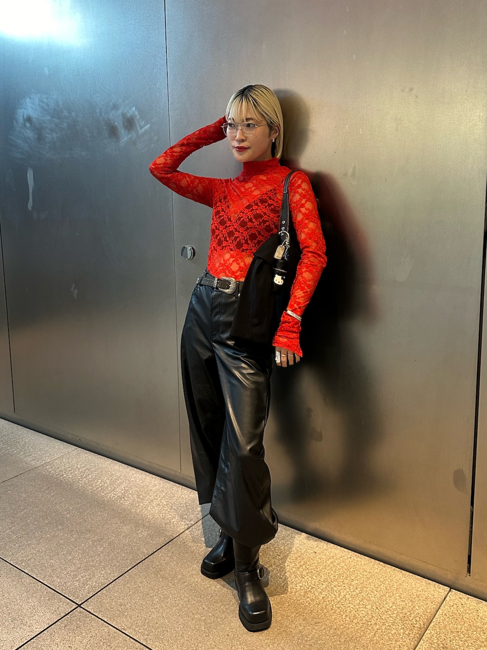 レッド系のTシャツ/カットソー、ブラック系のブーツを着用したレディースの秋コーディネートの2枚目の写真