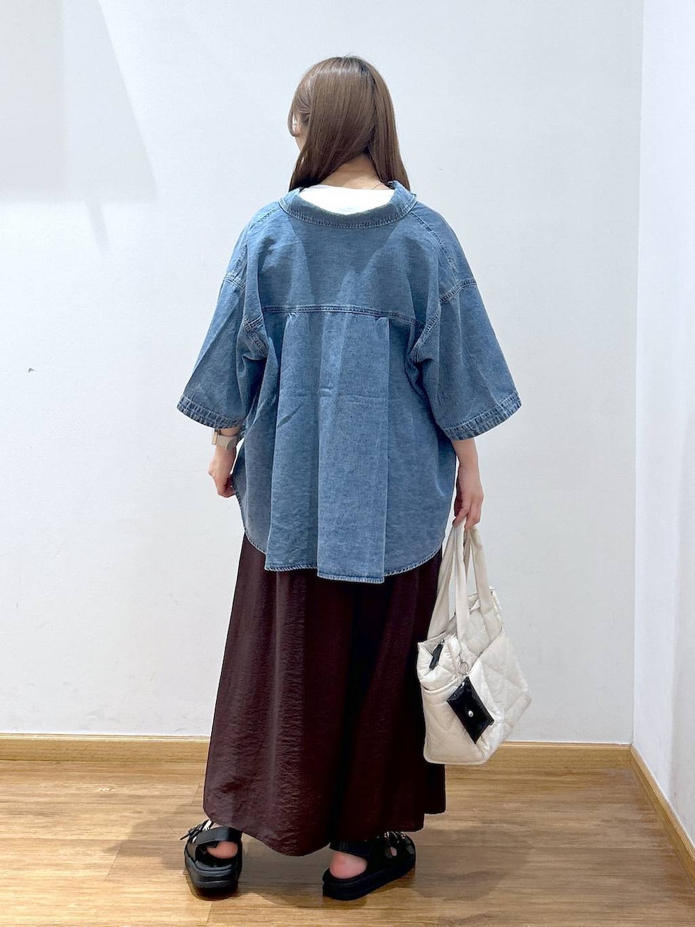 「低身長、フェミニン、きれいめ、カジュアル、ワイドパンツ、Tシャツ、GOOD DENIM_GLOBAL WORK、デニムシャツ、サンダル、ネックレス、バッグ、夏コーデ」|「GLOBAL WORKのリッチクリーンプリントT半袖/147640(Tシャツ/カットソー、ホワイト系)」を使った、Hikaruさん(レディース・154cm)の夏コーディネートの3枚目の写真