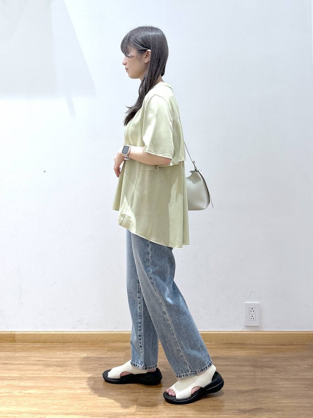「低身長、フェミニン、きれいめ、カジュアルコーデ、GOOD DENIM_GLOBAL WORK、デニムパンツ、さらさらリラックス_GLOBAL WORK、ブラウス、サンダル、ショルダーバッグ、スカーフ、夏コーデ」|「GLOBAL WORKのGOODデニムストレートパンツ/209645(デニムパンツ、ブルー系)」を使った、Hikaruさん(レディース・154cm)の夏コーディネートの2枚目の写真
