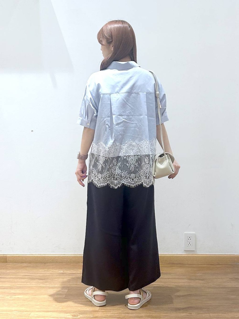 ベージュ系のショルダーバッグ、ブルー系のその他パンツ、ホワイト系のサンダルを着用したレディースの夏コーディネートの3枚目の写真