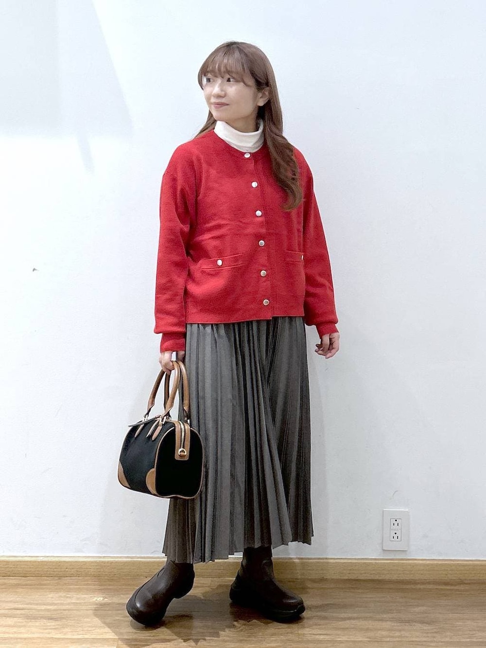 レッド系のカーディガン/ボレロ、ホワイト系のTシャツ/カットソー、ブラウン系のブーツを着用したレディースの秋コーディネートの4枚目の写真