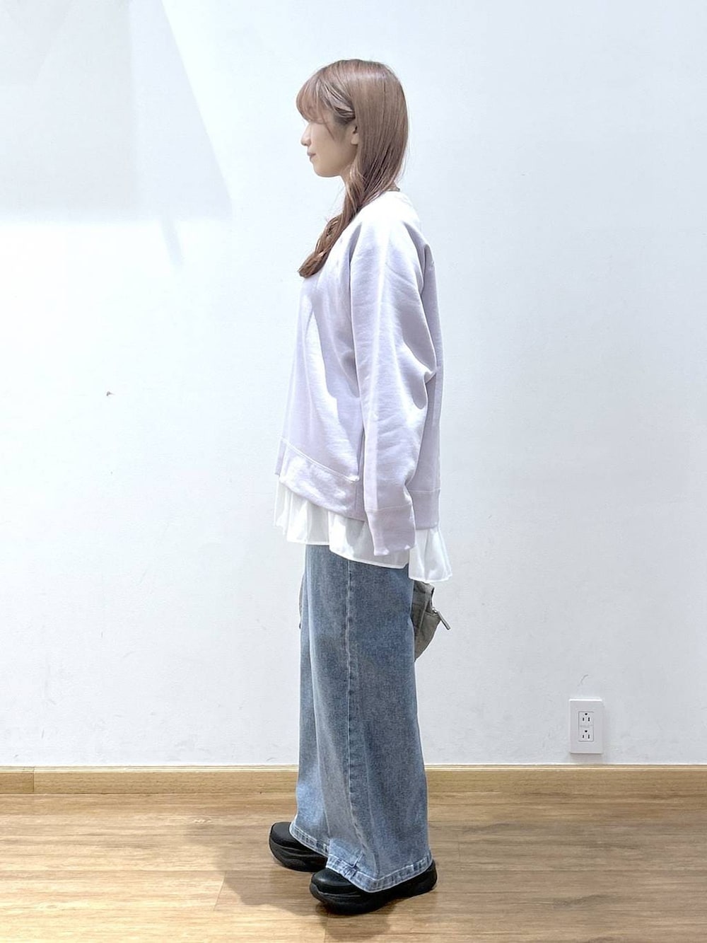 ブラック系のダウンジャケット/コート、グリーン系のボストンバッグ、ホワイト系のTシャツ/カットソーを着用したレディースの冬コーディネートの5枚目の写真