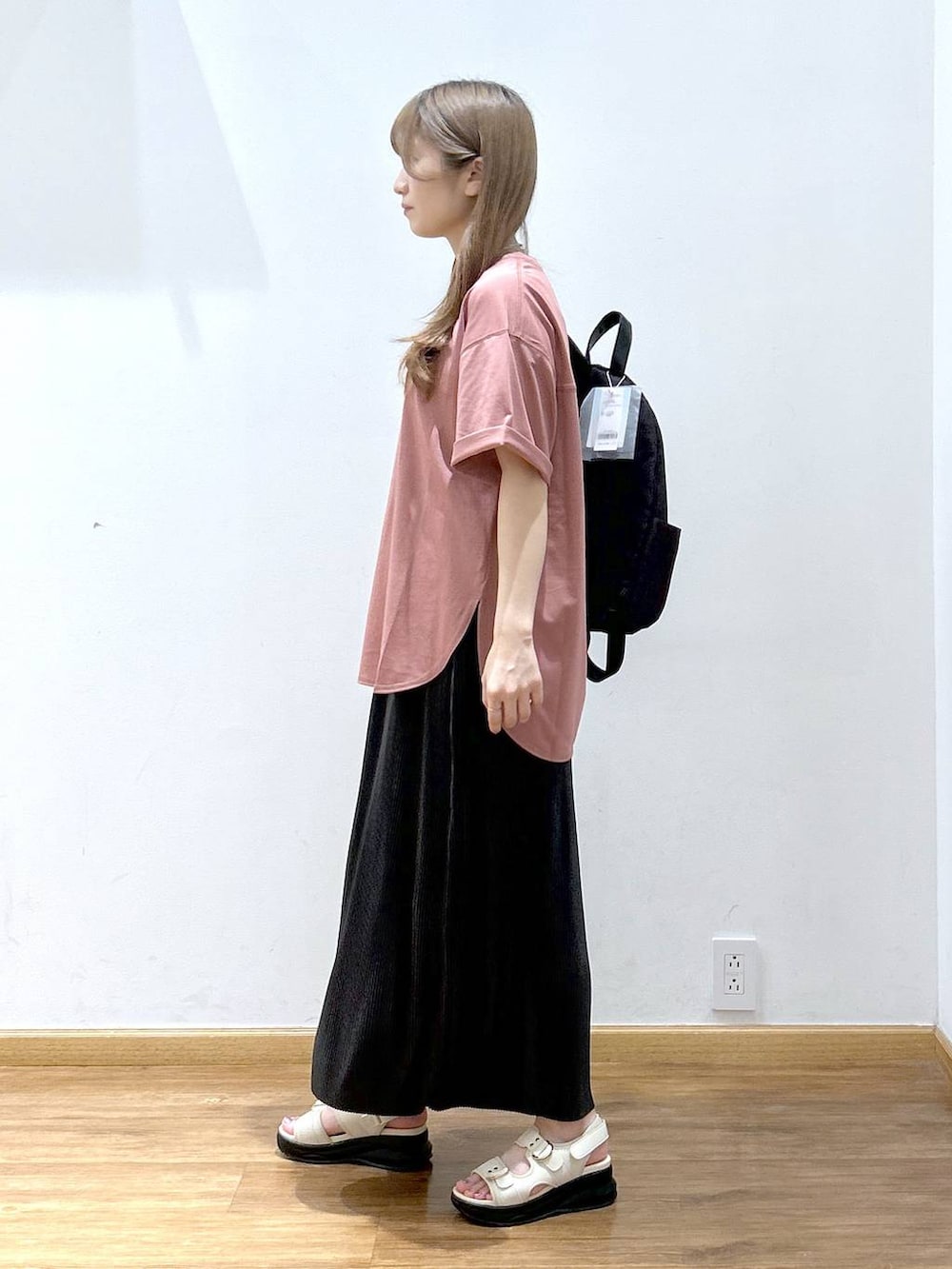 「低身長、フェミニン、きれいめ、カジュアル、Tシャツ、スカート、リュック・バッグ、サンダル、ネックレス、夏コーデ」|「GLOBAL WORKの撥水軽量10ポケリュックミドル/136368(バックパック/リュック、その他)」を使った、Hikaruさん(レディース・154cm)の夏コーディネートの2枚目の写真