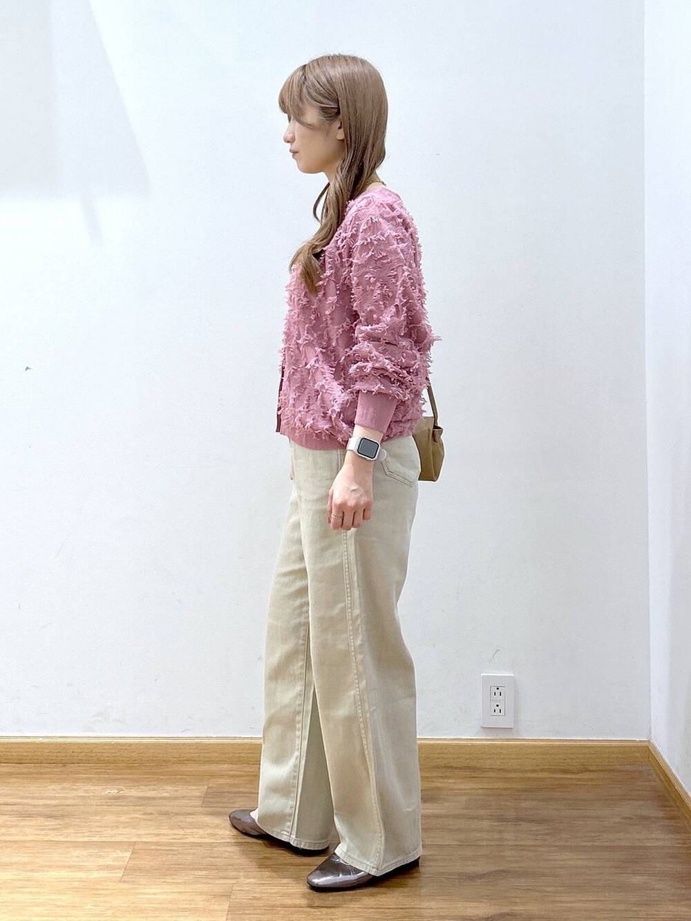 その他のパンプス、ホワイト系のタンクトップ、ベージュ系のデニムパンツを着用したレディースの秋コーディネートの2枚目の写真