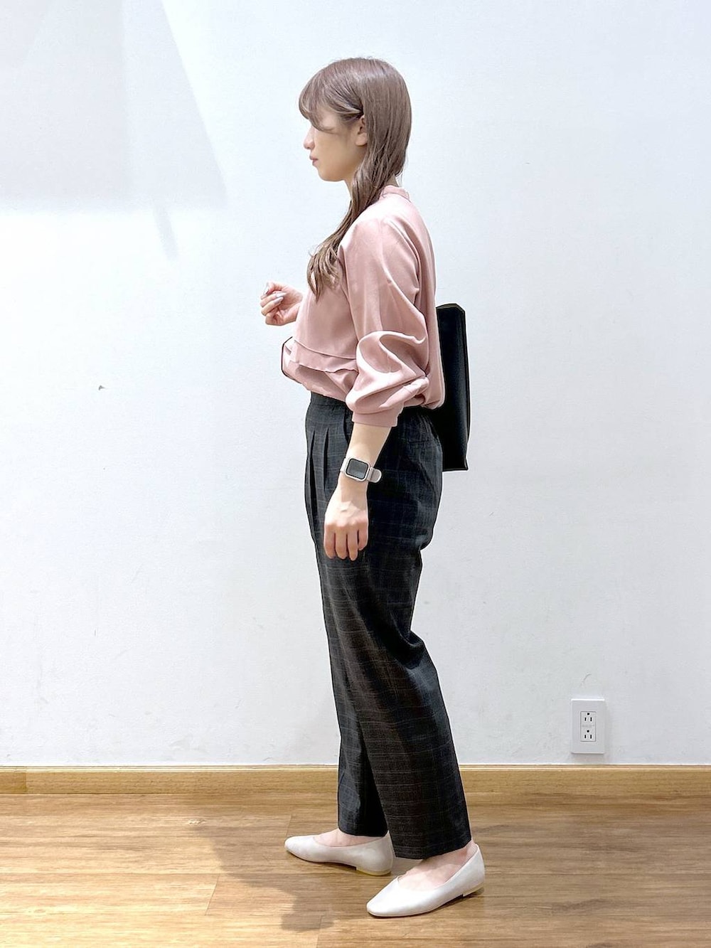 「低身長、フェミニン、きれいめ、カジュアル、ウツクシルエット_GLOBAL WORK、テーパードパンツ、ブラウス、パンプス、バッグ、秋コーデ」｜「GLOBAL WORKのらくっション撥水フィットパンプス/135895（パンプス、ベージュ系）」を使った、Hikaruさん（レディース・154cm）の夏コーディネートの2枚目の写真