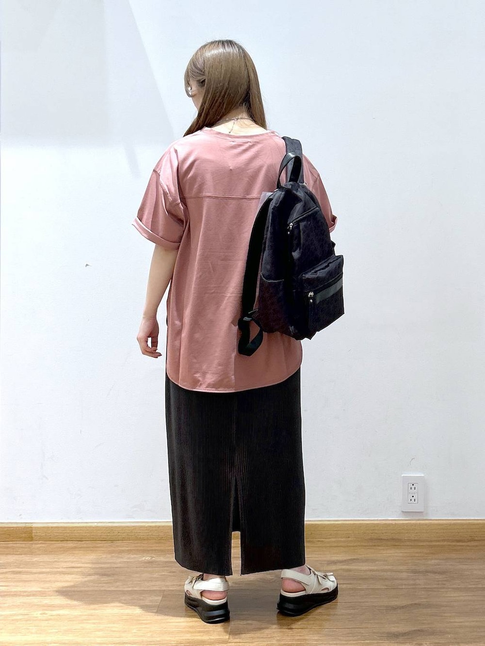 「低身長、フェミニン、きれいめ、カジュアル、Tシャツ、スカート、リュック・バッグ、サンダル、ネックレス、夏コーデ」|「GLOBAL WORKの撥水軽量10ポケリュックミドル/136368(バックパック/リュック、その他)」を使った、Hikaruさん(レディース・154cm)の夏コーディネートの3枚目の写真