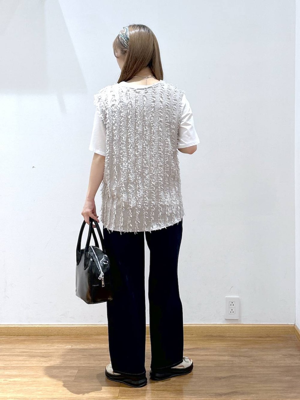「低身長、フェミニン、きれいめ、カジュアル、GOOD DENIM_GLOBAL WORK、デニムパンツ、Tシャツ、ベスト、サンダル、ネックレス、ヘアアクセサリー、バッグ、夏コーデ」｜「GLOBAL WORKのGOODデニムバギーパンツ/118365（デニムパンツ、ブルー系）」を使った、Hikaruさん（レディース・154cm）の夏コーディネートの3枚目の写真
